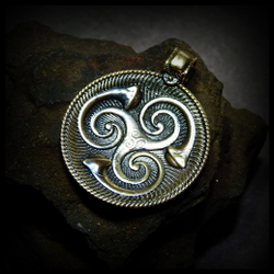 Подвеска - кулон "Трискель Змеевик" авторская работа , латунь