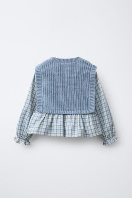 ZARA ВЫШИТЫЙ ТРИКОТАЖНЫЙ ЖИЛЕТ В СОЧЕТАНИИ С РУБАШКОЙ В КЛЕТКУ, НЕБЕСНО-ГОЛУБОЙ