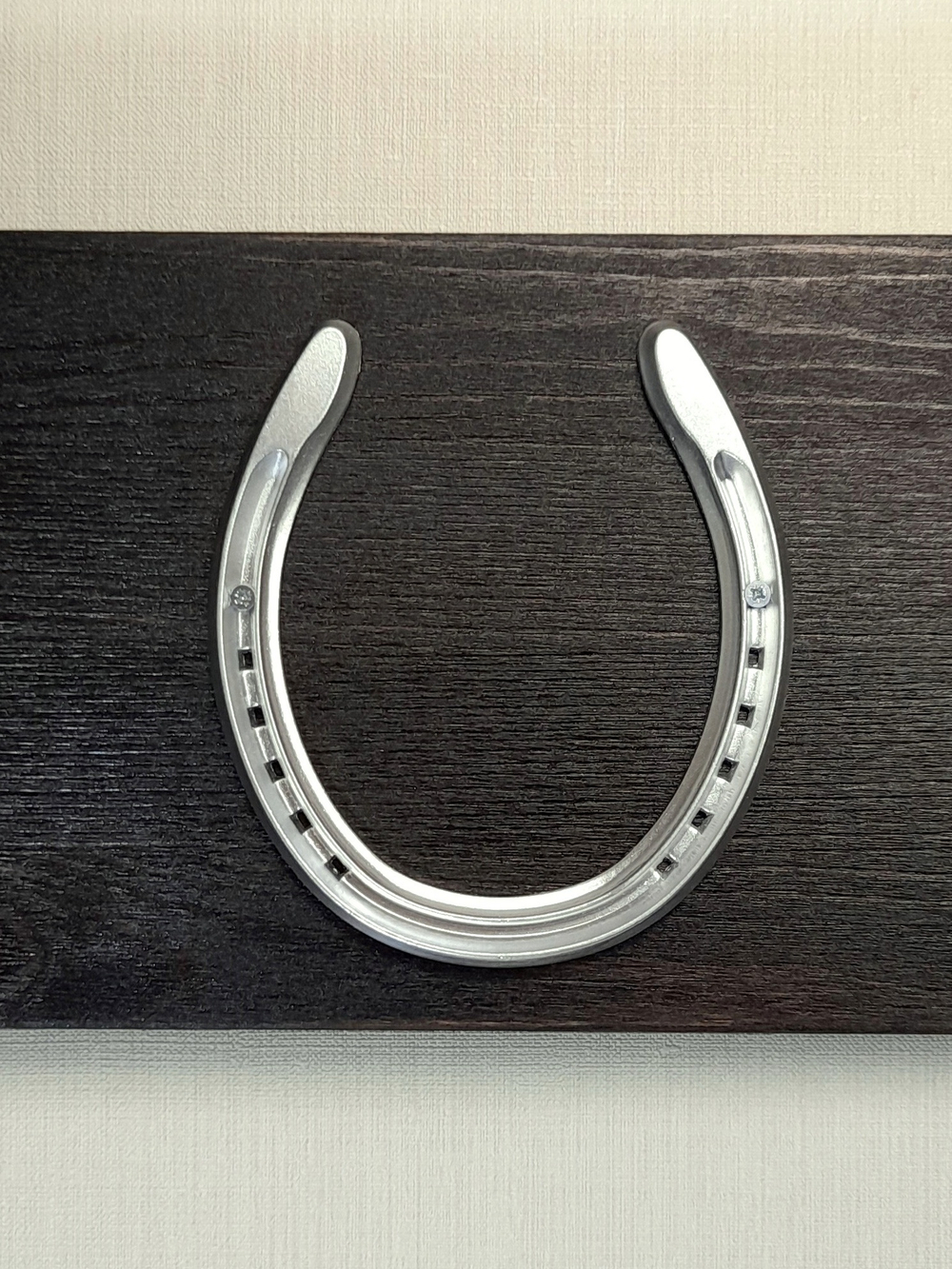 Подкова-сувенир «серебро» на черном. Панно на стену