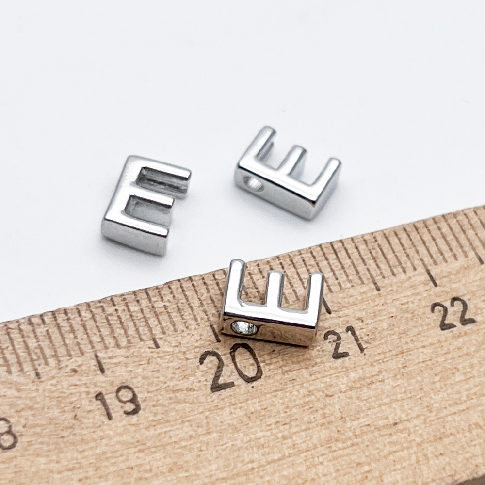 Подвеска-бусина Буква E, цвет серебро (родий), размер 8*6 мм, отверстие 1,5 мм, цена за 1 шт