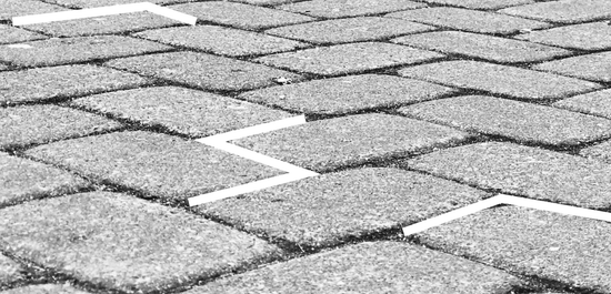 Бордюр и плитка: правильное сопряжение для защиты от расползания весной