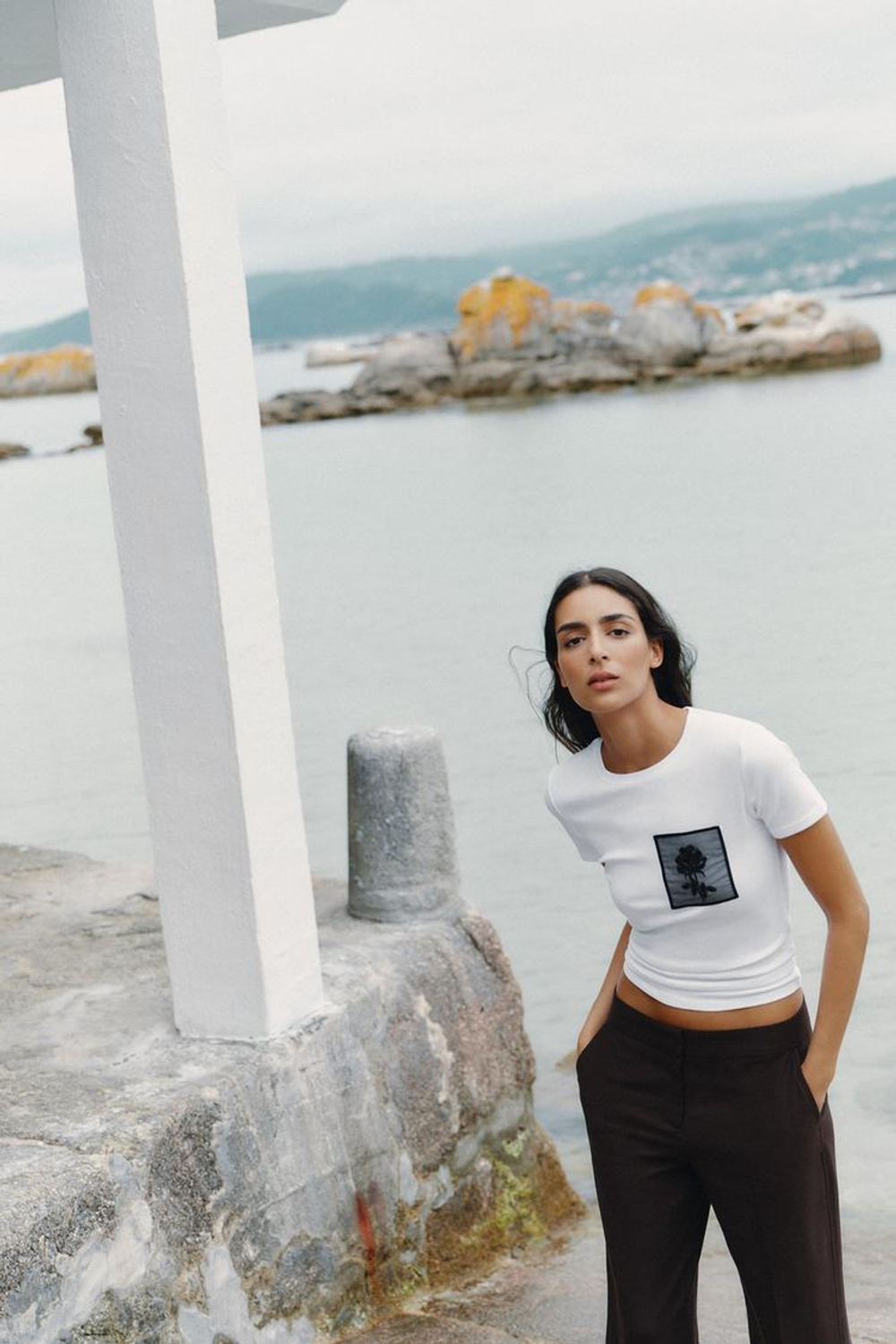 ZARA ФУТБОЛКА С КАРМАНОМ И ЦВЕТКОМ, БЕЛЫЙ