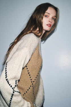 ZARA ТРИКОТАЖНЫЙ ДЖЕМПЕР С УЗОРОМ «РОМБЫ», БЕЖЕВЫЙ