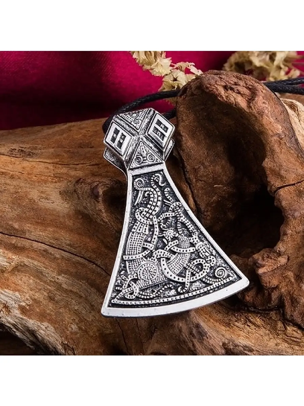 Подвеска со скандинавской символикой, Секира