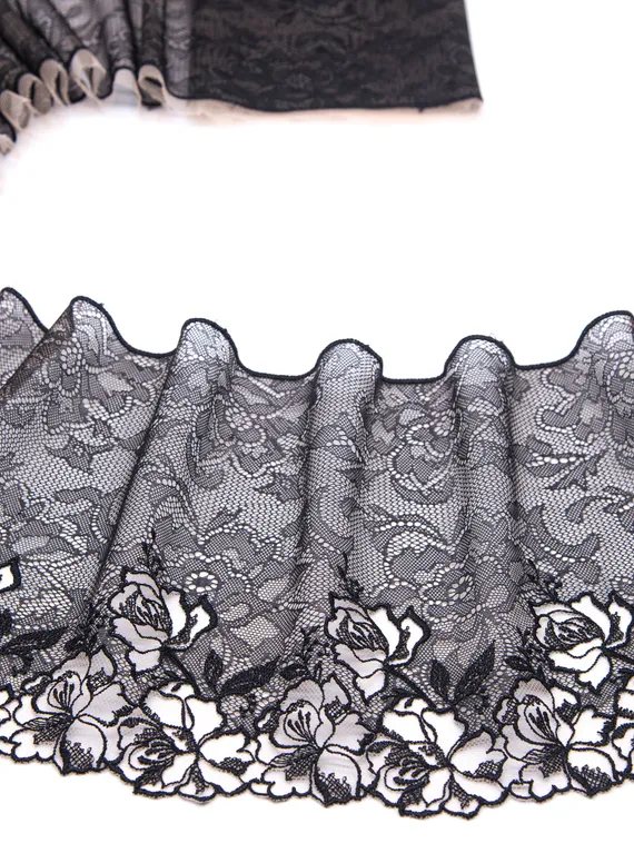 05-123 Вышивка на неэл. сетке 18 см, черный (левая)