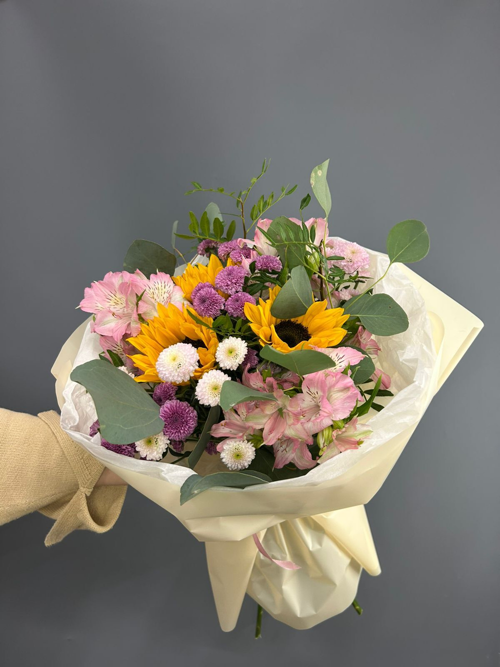 Букет из альстромерии, подсолнухов и хризантем