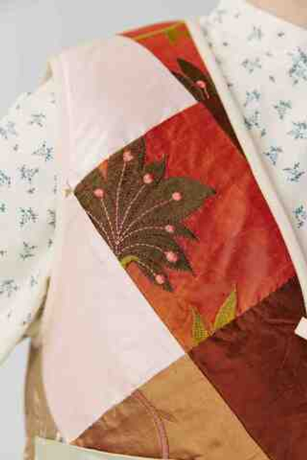 Жилет на двух завязках из шелка с мехом