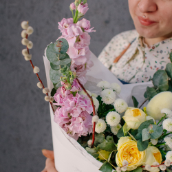 170. Нежный весенний букет с маттиолой и вербой