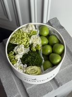 Цветочная композиция в коробке+ клубника в белом шоколаде со вкусом лайма