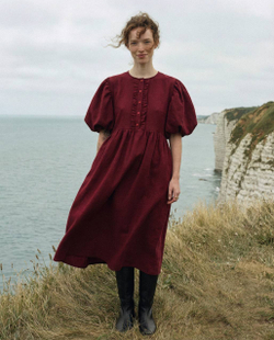 Платье с жабо и рукавами-фонариками из крапивы цвета бордо