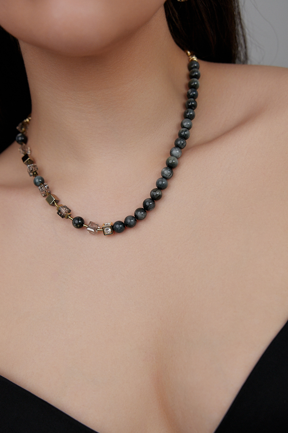 Колье асимметричное с кошачим глазом и кубиками Swarovski, оттенок золото