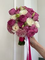 Свадебный букет из лизиантуса, кустовых пионовидных и одноголовых роз