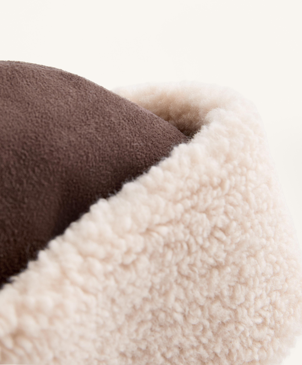 Oysho Двусторонняя шапка из искусственной овчины, шоколадный