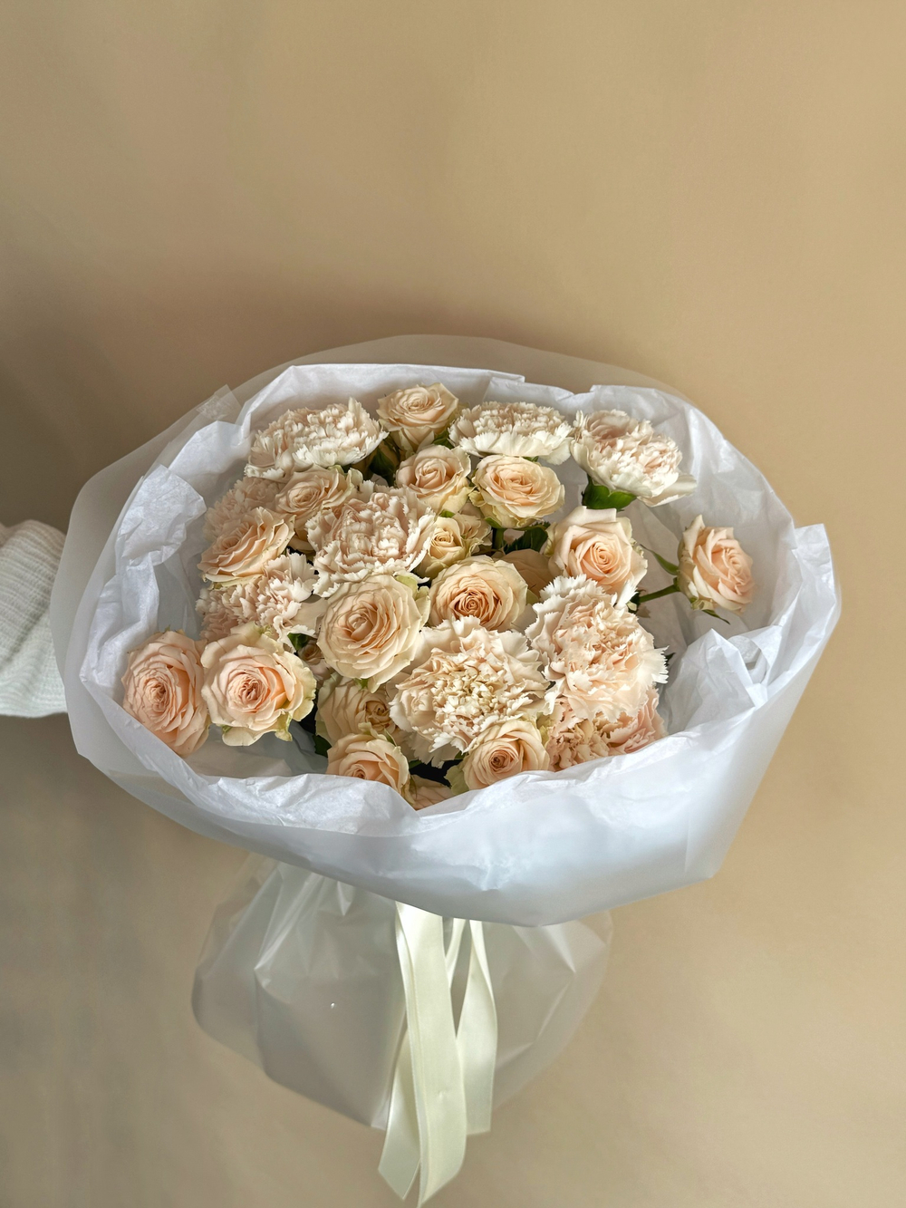 Букет кустовые розы и диантусы #47
