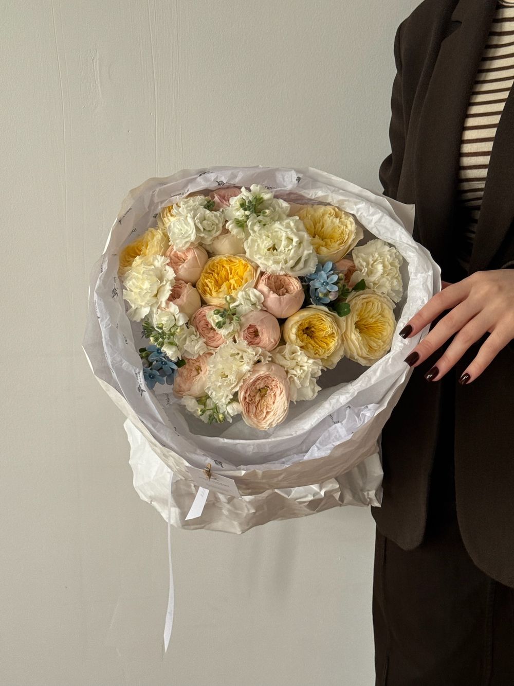 Букет из кустовых пионовидных роз, оксипеталума, лизиантуса и диантусов