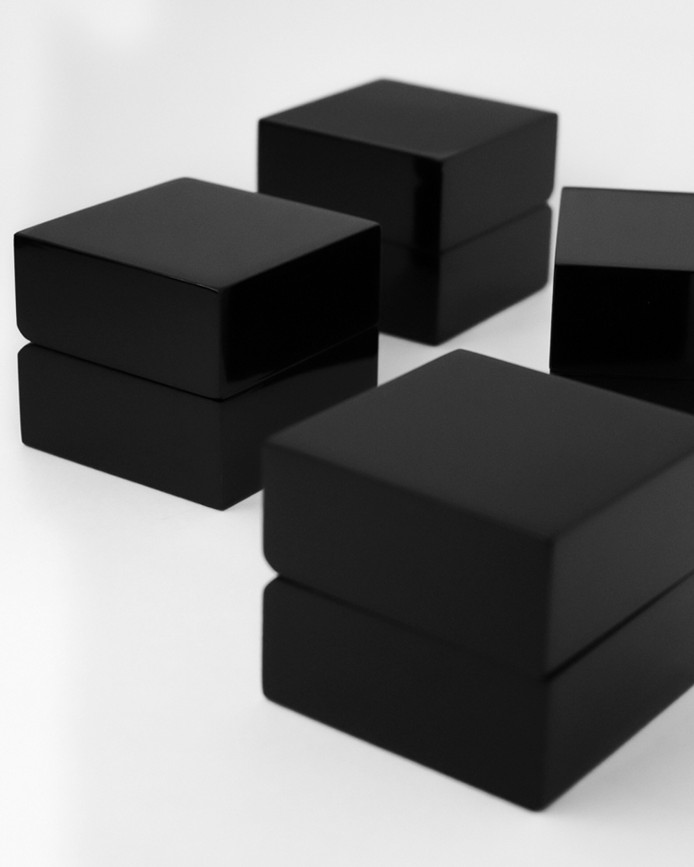 Деталь футляра «БИЛЛИ» 70×70×60 мм, текстура чёрной глянцевой поверхности и замшевого вкладыша