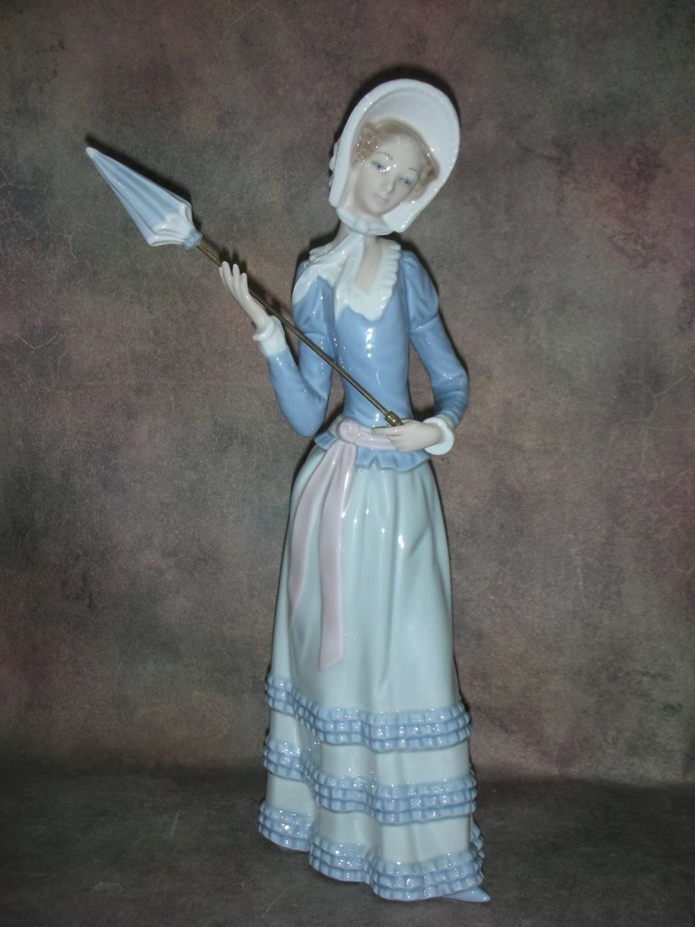 Статуэтка. Фарфор. Леди с зонтиком. Lladro. Испания