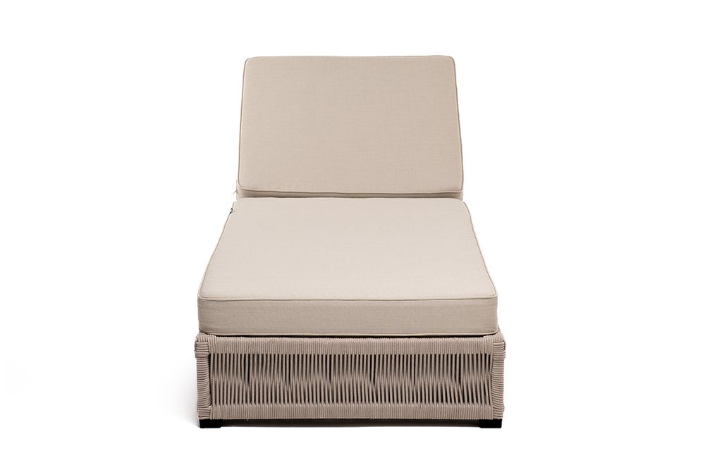 "Ривьера" шезлонг плетеный из роупа, каркас алюминий белый муар, роуп бежевый круглый, ткань бежевая 15052