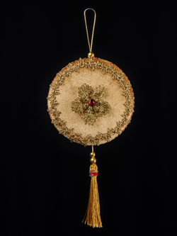 Елочная игрушка Медальон с кисточкой 13x20см ChristmasDeLuxe красный с золотом