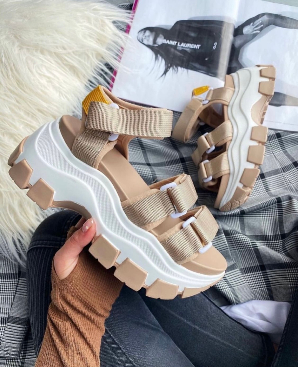 Сандалии цвета хаки на объемной подошве