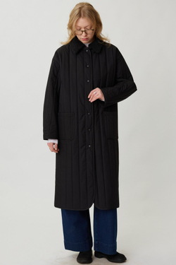 Стеганое пальто черного цвета