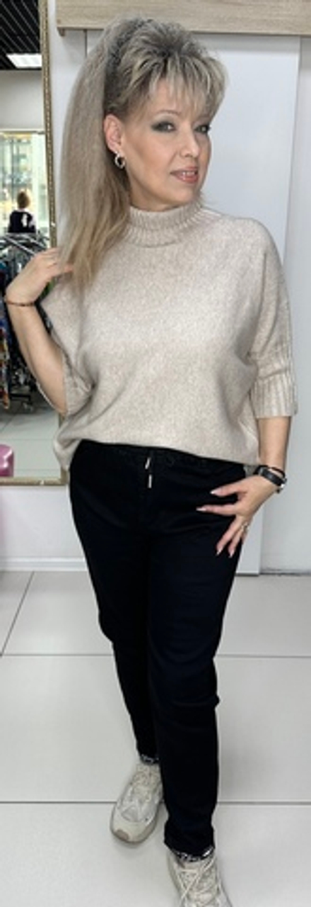 Черные джинсы на резинке и белым принтом