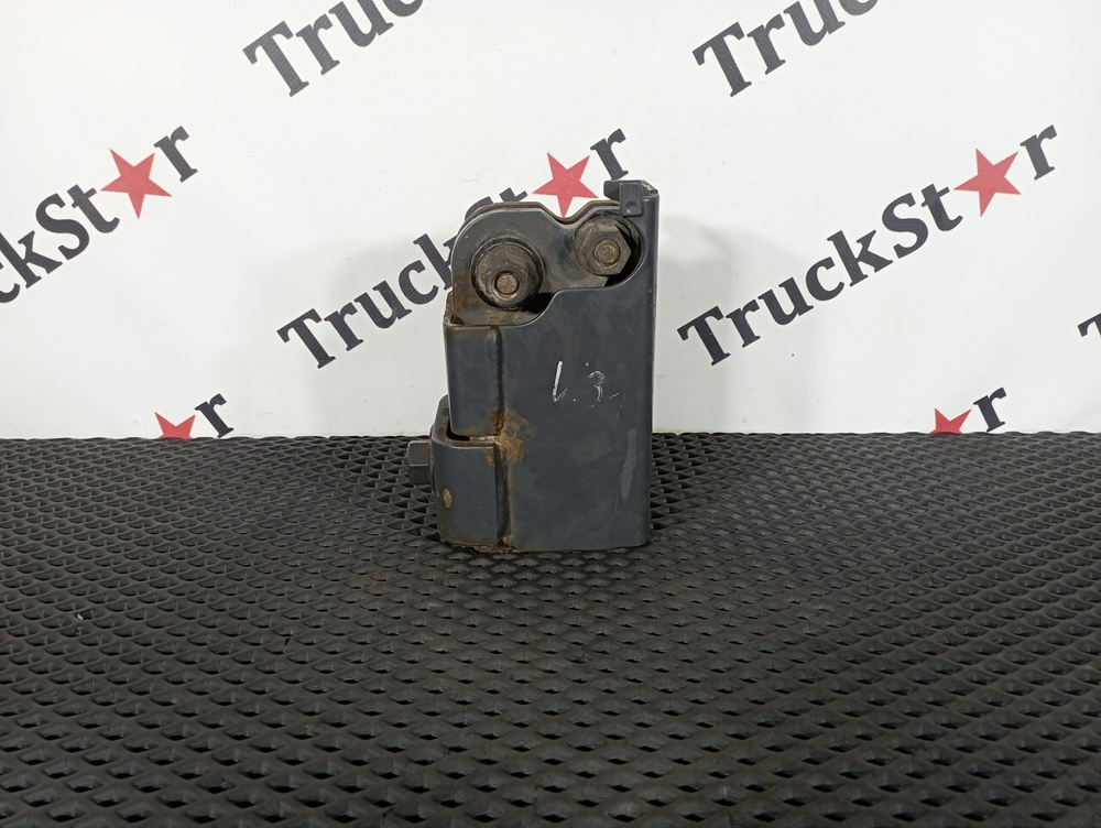 Кронштейн переднего бампера правый