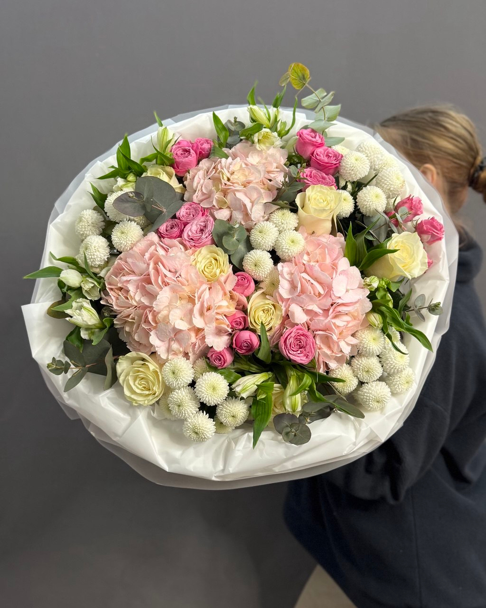 Авторский букет с розовыми гортензиями