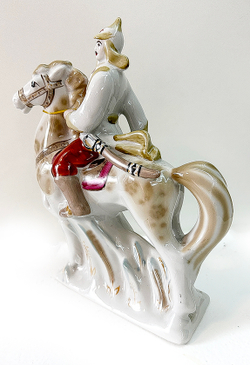 Красноармеец-буденовец на коне. 1970-е гг. Советский агитационный фарфор. ПЗХК