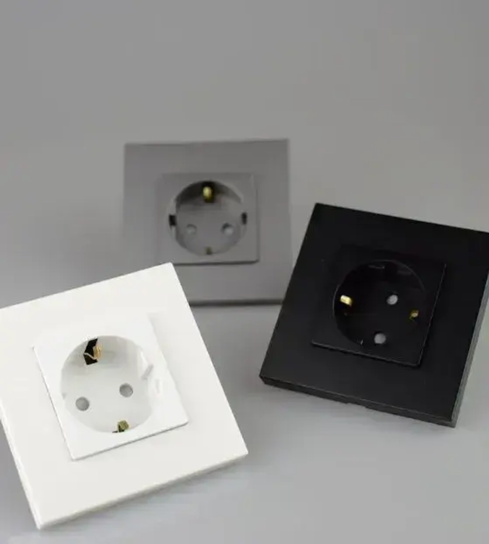 Розетки белые с заземлением и защитными шторками от детей, евророзетки