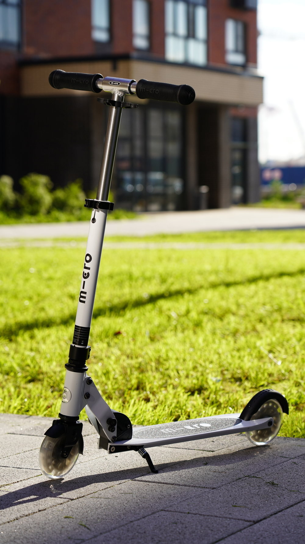 Самокат Micro Sprite Glow (светится в темноте) LED, белый