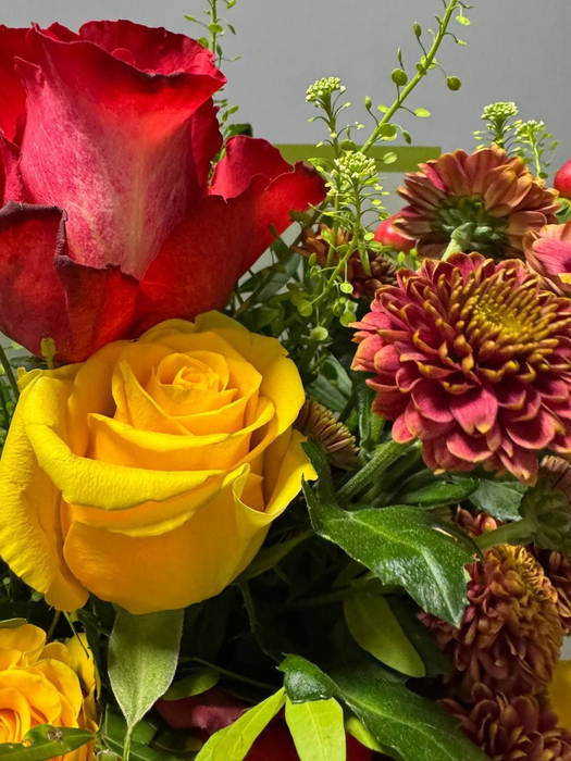 Букет из роз и сантини "Контраст"