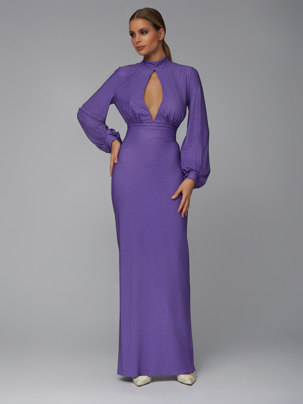 Женское платье макси фиолетовое с кристаллами и вырезом
