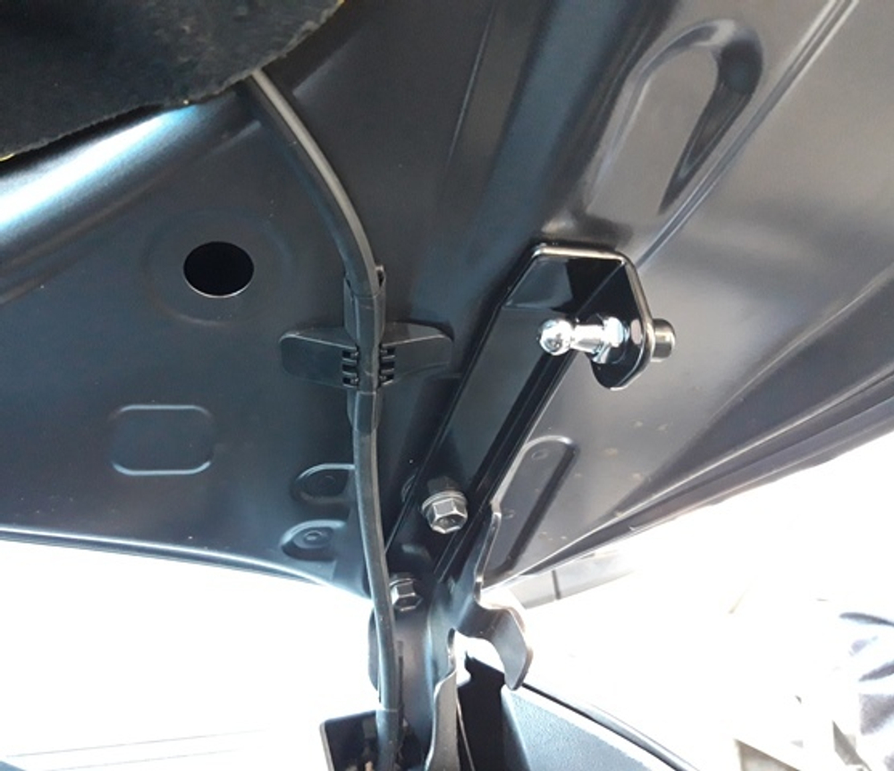 Упор (амортизатор) капота для Toyota Fortuner 2 / HiLux 8 (2015-) Autoinnovation.15-07