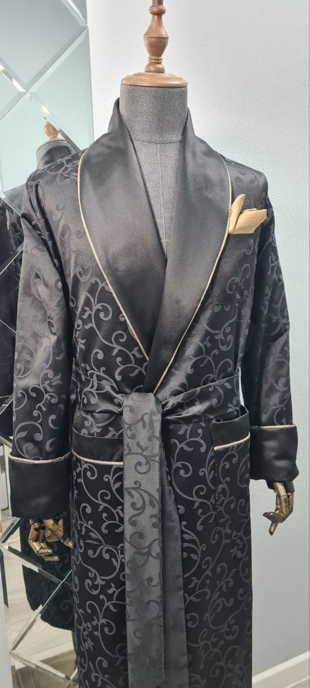 Халат из облегченного жаккарда с атласными бортами