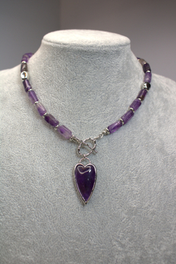 Колье-чокер с аметистом "Фиолетовое сердце"