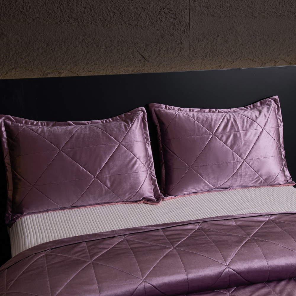 Велюровое покрывало в клетку и две наволочки OVL042