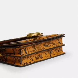 COACH СУМКА ЧЕРЕЗ ПЛЕЧО TABBY 26 С ПРИНТОМ ГРАФФИТИ, ОХРА