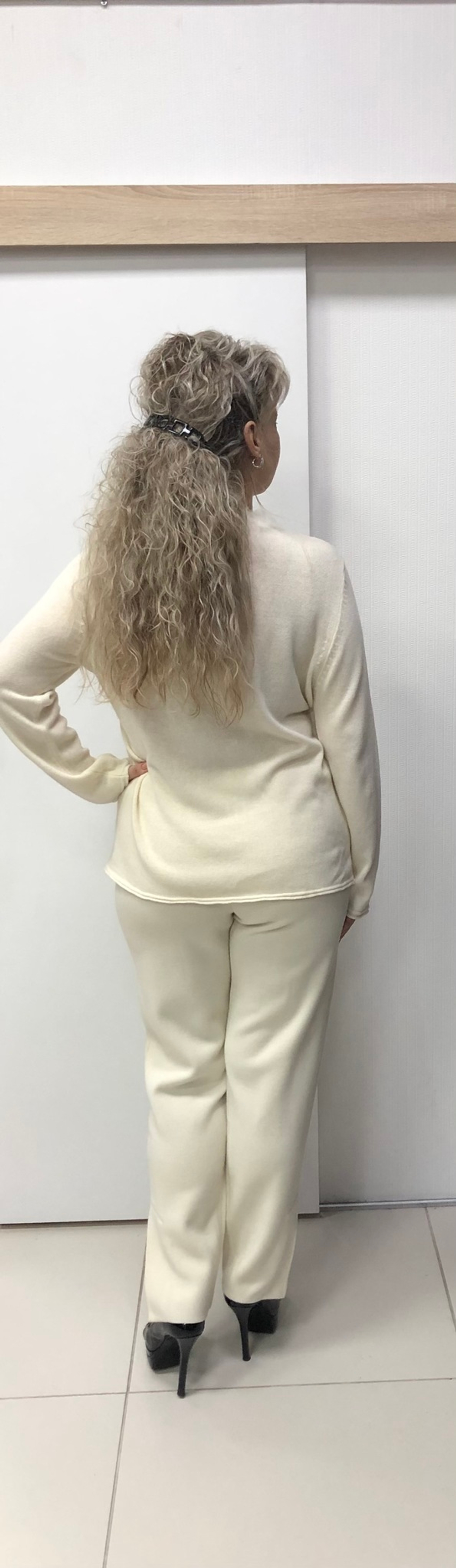 Белые трикотажные брюки