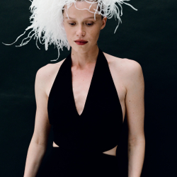 Ободок из белых страусиных перьев