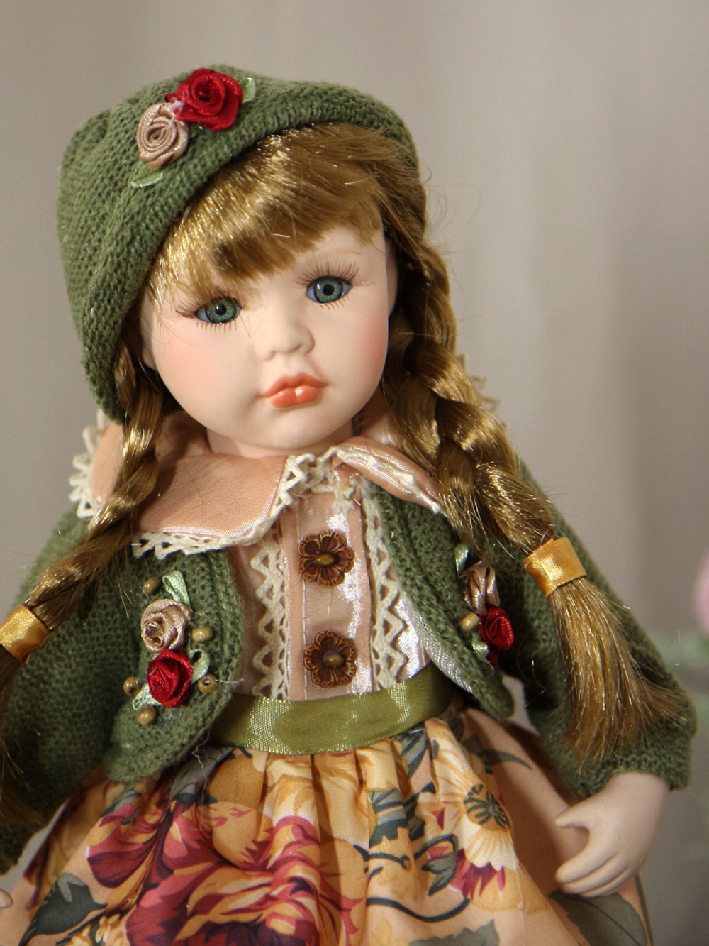 Кукла фарфоровая 12' на подставке