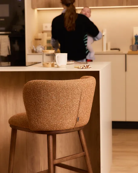 Полубарный стул Ciselia из терракотового шенилла с ножками из ясеня в отделке орех