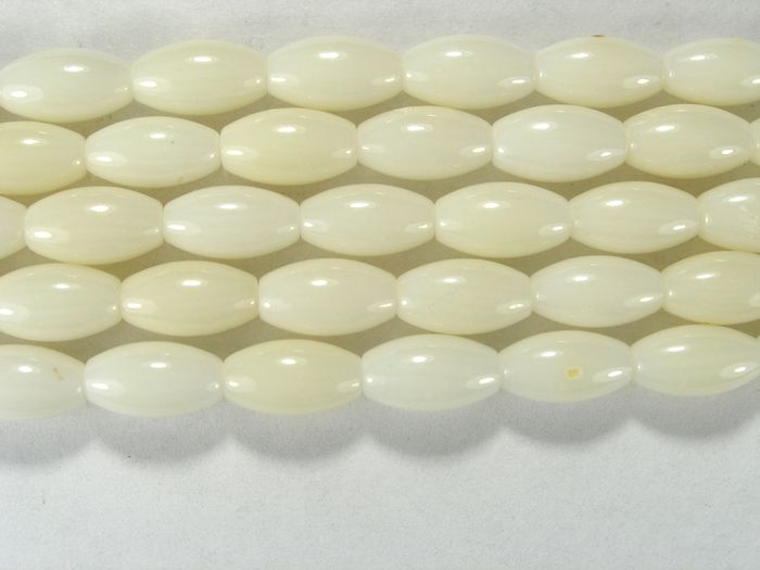 Бусина из коралла белого, облагороженного, фигурная, 5x9 мм (овал, гладкая)