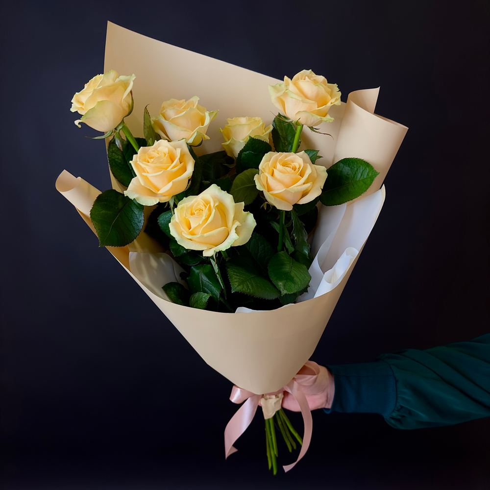 Flower bouquet of 7 Russian creamy roses in package