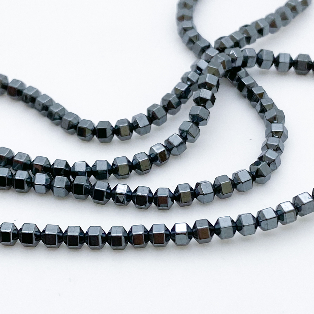 Гематит (имитация), цвет черный, размер около 3 мм, цена за 59-60 шт (1/2 нити)