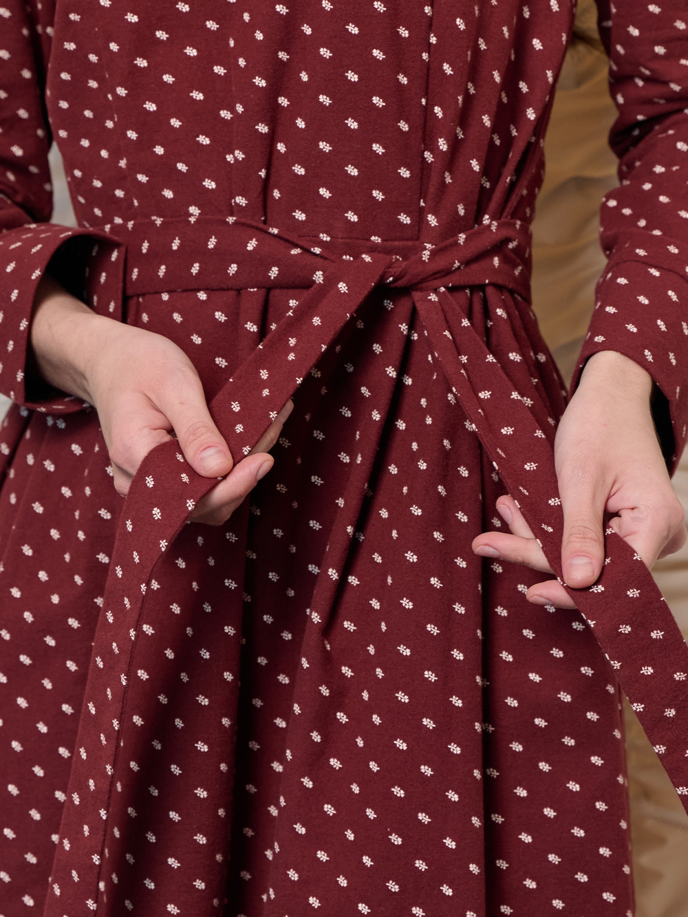 Платье с кружевным воротником