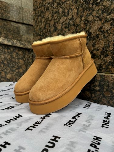 Низкие бежевые угги на толстой подошве