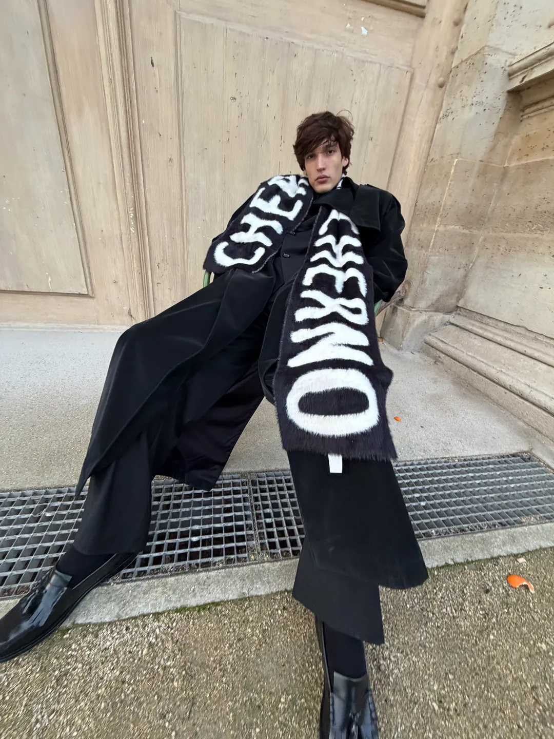 Черный шарф