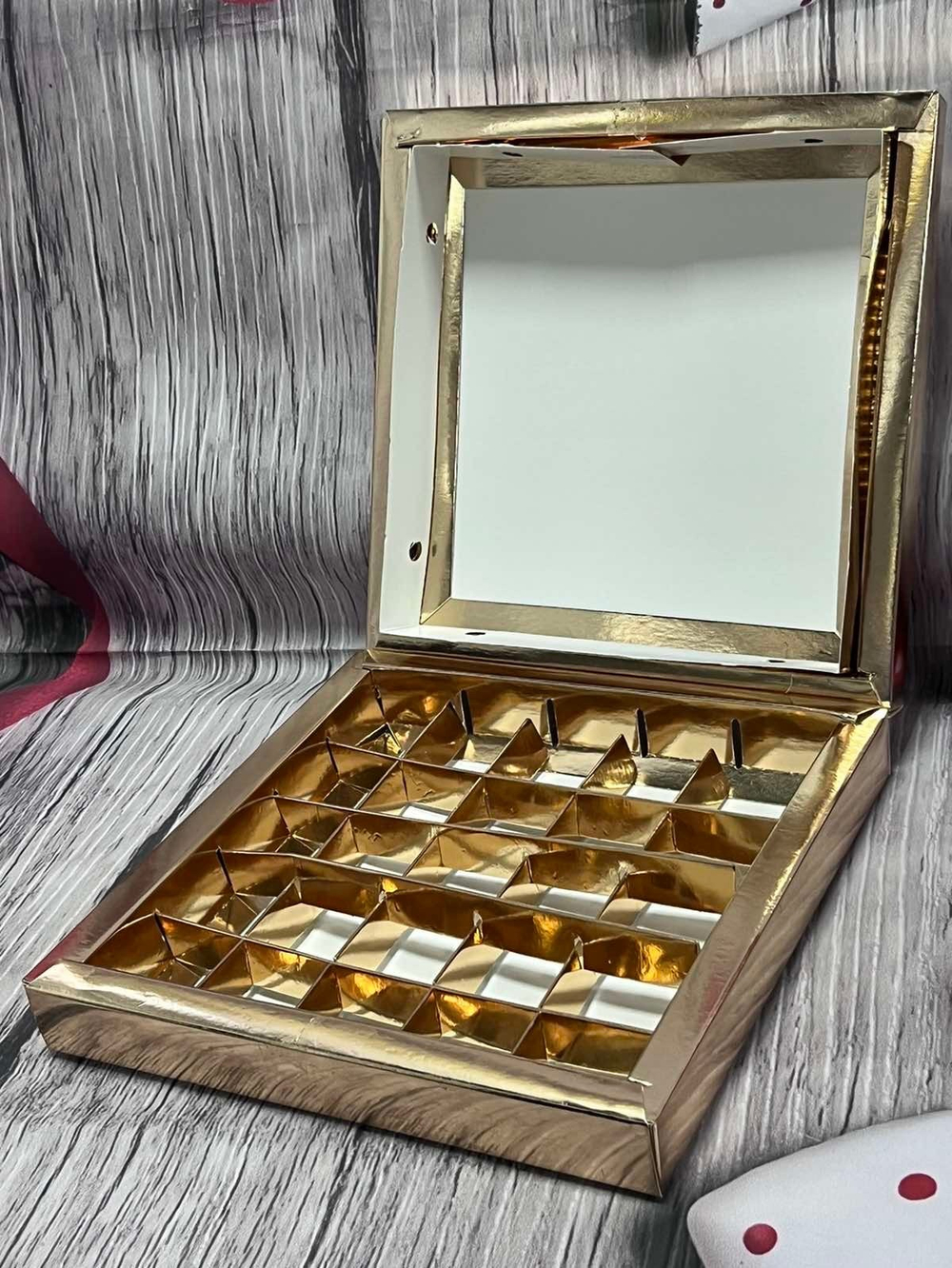 Коробка для конфет ПРЕМИУМ с логотипом "Chocolate Hand Made Sweets" 245*245*30 (25) (золото)