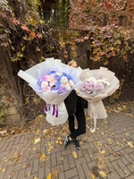 Букет с разноцветной хризантемой